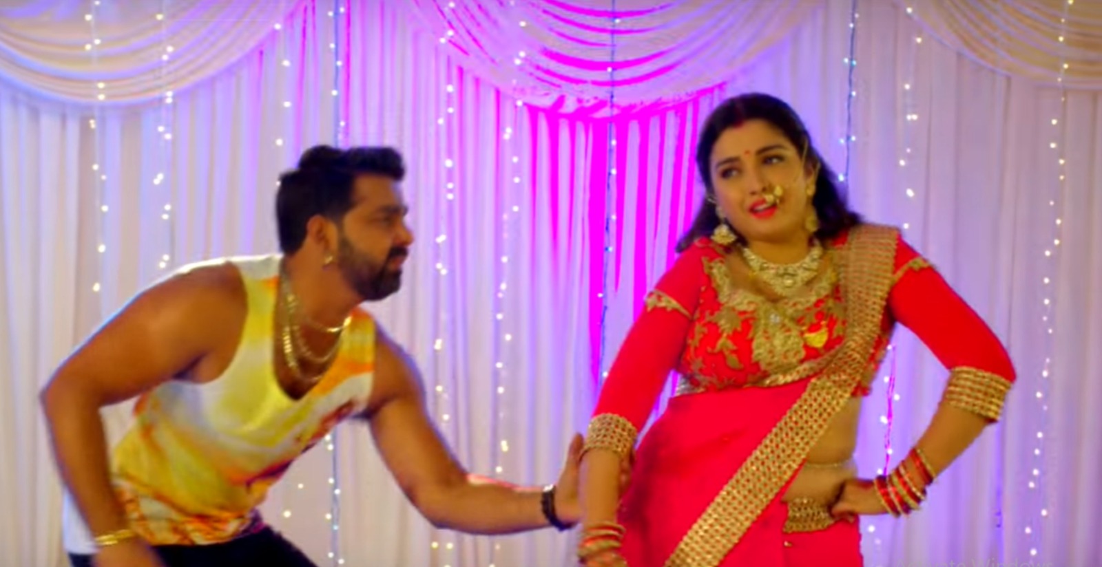 Pawan Singh And Amrapali Romance Video : पवन सिंह और आम्रपाली ने किया जमकर रोमांस, देखकर लोगों को सर्दी में भी आ गई गर्मी।